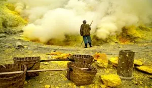 Where_Heaven_Meets_Hell_Purnomo_mining_for_sulfur