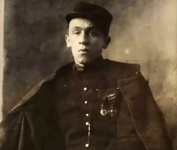 Cendrars posing in the uniform of the Légion étrangère in 1916, a few months after the amputation of his right arm